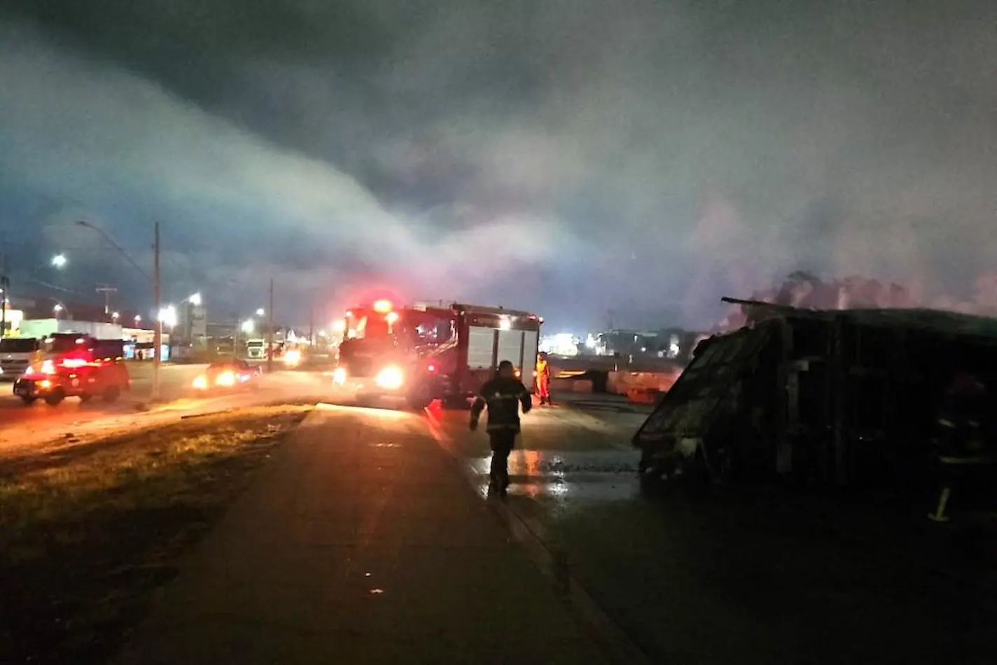 Em Mato Grosso bombeiros combatem incêndio em carreta com carga de algodão em Cuiabá