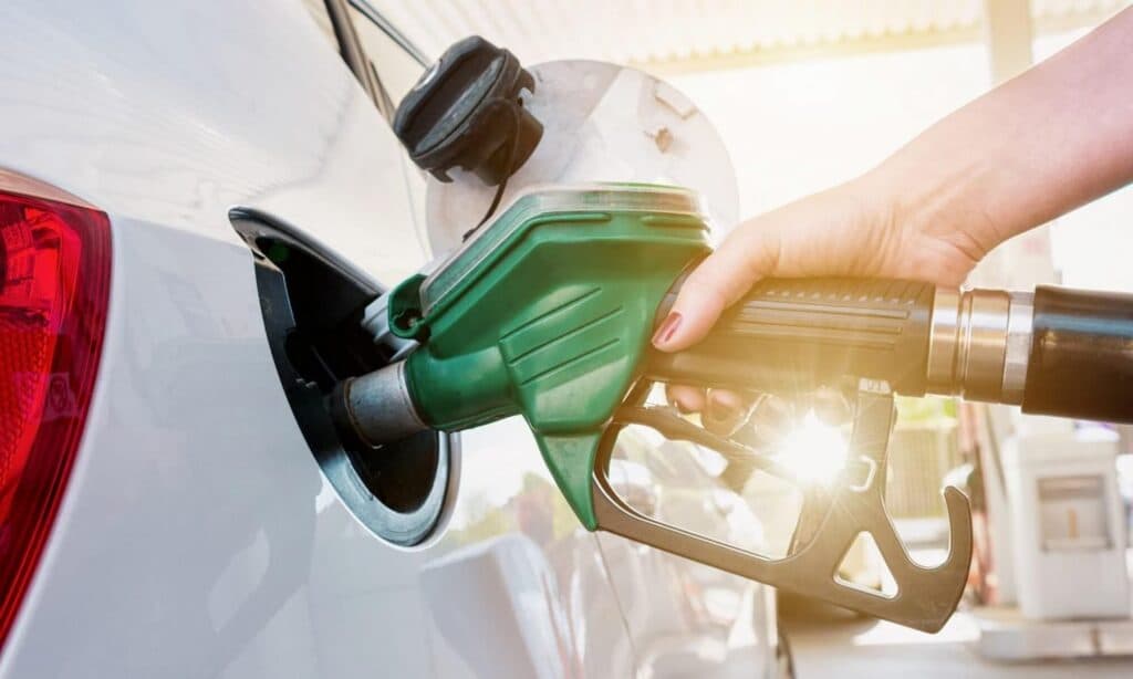 Gasolina cai em abril após 06 meses sem redução, diz Edenred Ticket Log