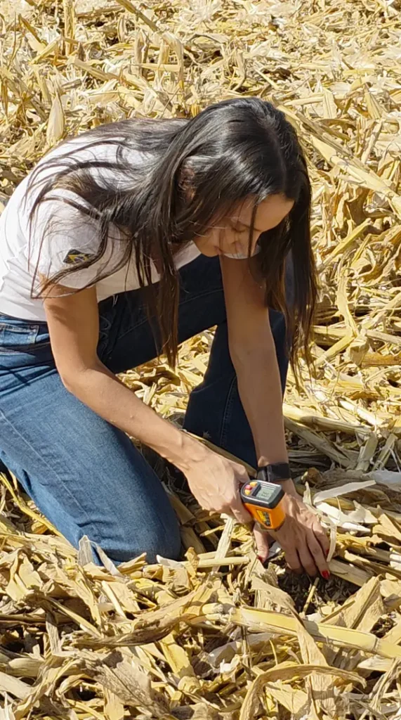 Aline Vick Demonstando Temperatura Do Solo