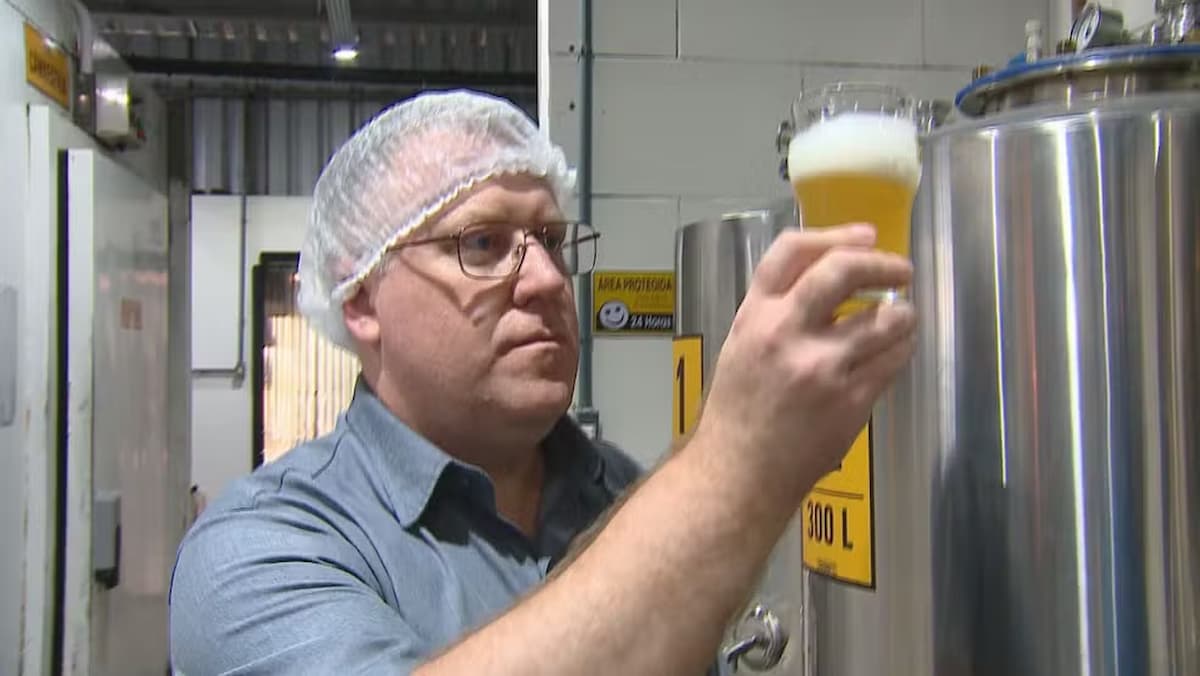 Cerveja feita com dejetos suínos é a novidade em 2026, você tomaria?