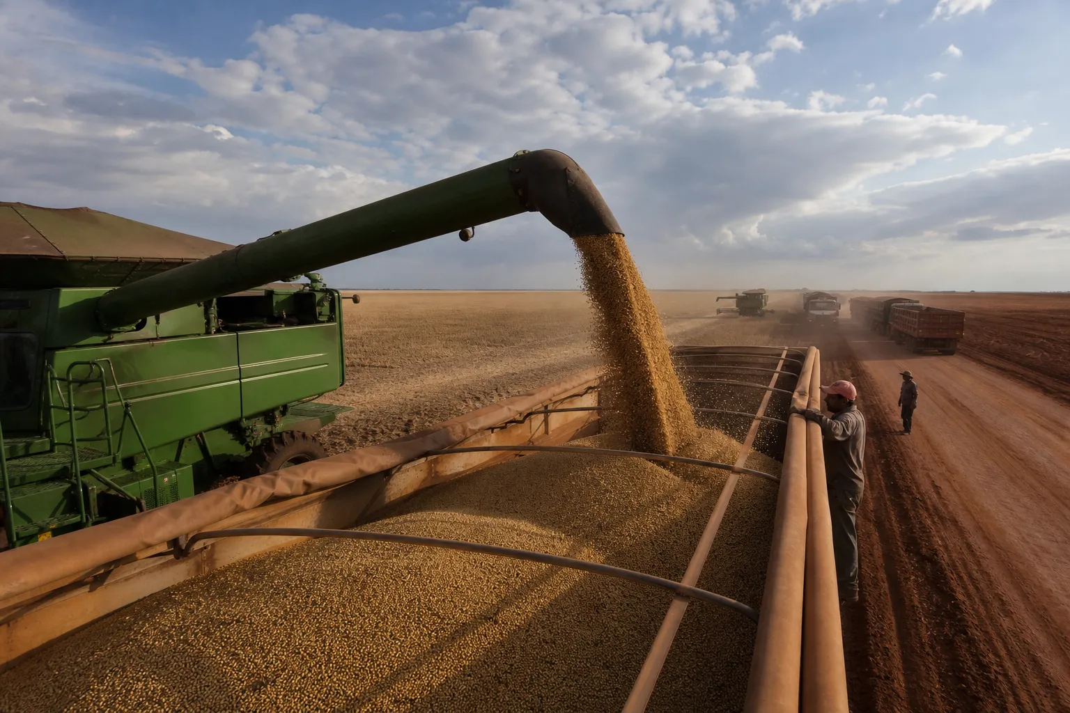 Colheita de soja no Brasil com máquinas agrícolas e caminhões de grãos para exportação