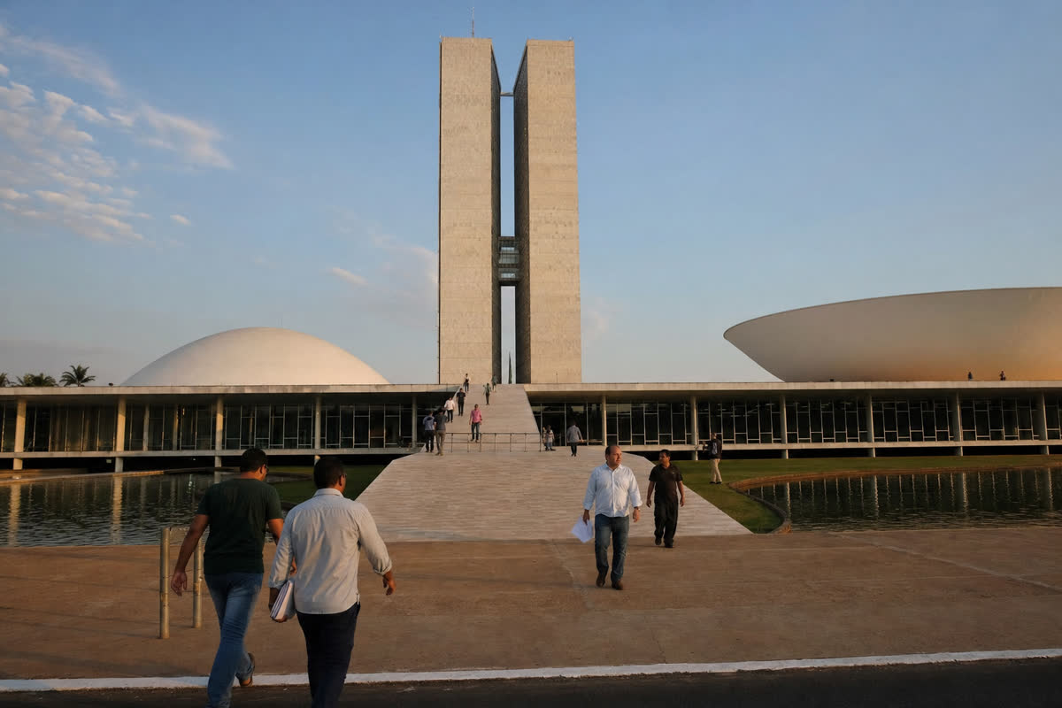 Trabalhador rural em plantacao de cana durante periodo de safra